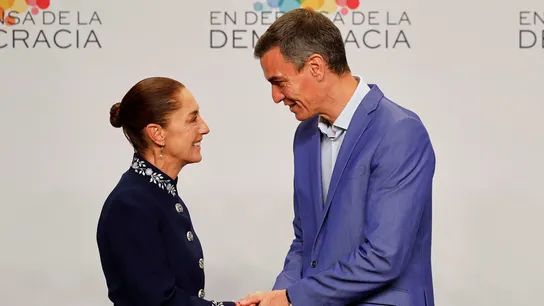 La presidenta de México, Claudia Sheinbaum, saluda a Pedro Sánchez en Barcelona. La presidenta de México, Claudia Sheinbaum, saluda a Pedro Sánchez en Barcelona.