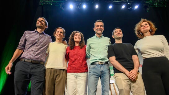 Los ministros Pablo Bustinduy (2d), M&oacute;nica Garc&iacute;a (2i) y Ernest Urtasun (i) arropan al l&iacute;der de IU y candidato de Por Andaluc&iacute;a a la Presidencia de la Junta, Antonio Ma&iacute;llo (c), en un acto de la precampa&ntilde;a.