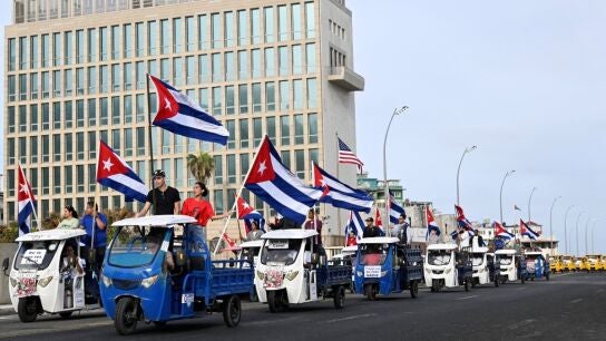 Ciudadanos cubanos, con banderas de su pa&iacute;s