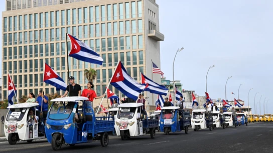 Ciudadanos cubanos, con banderas de su país Ciudadanos cubanos, con banderas de su país