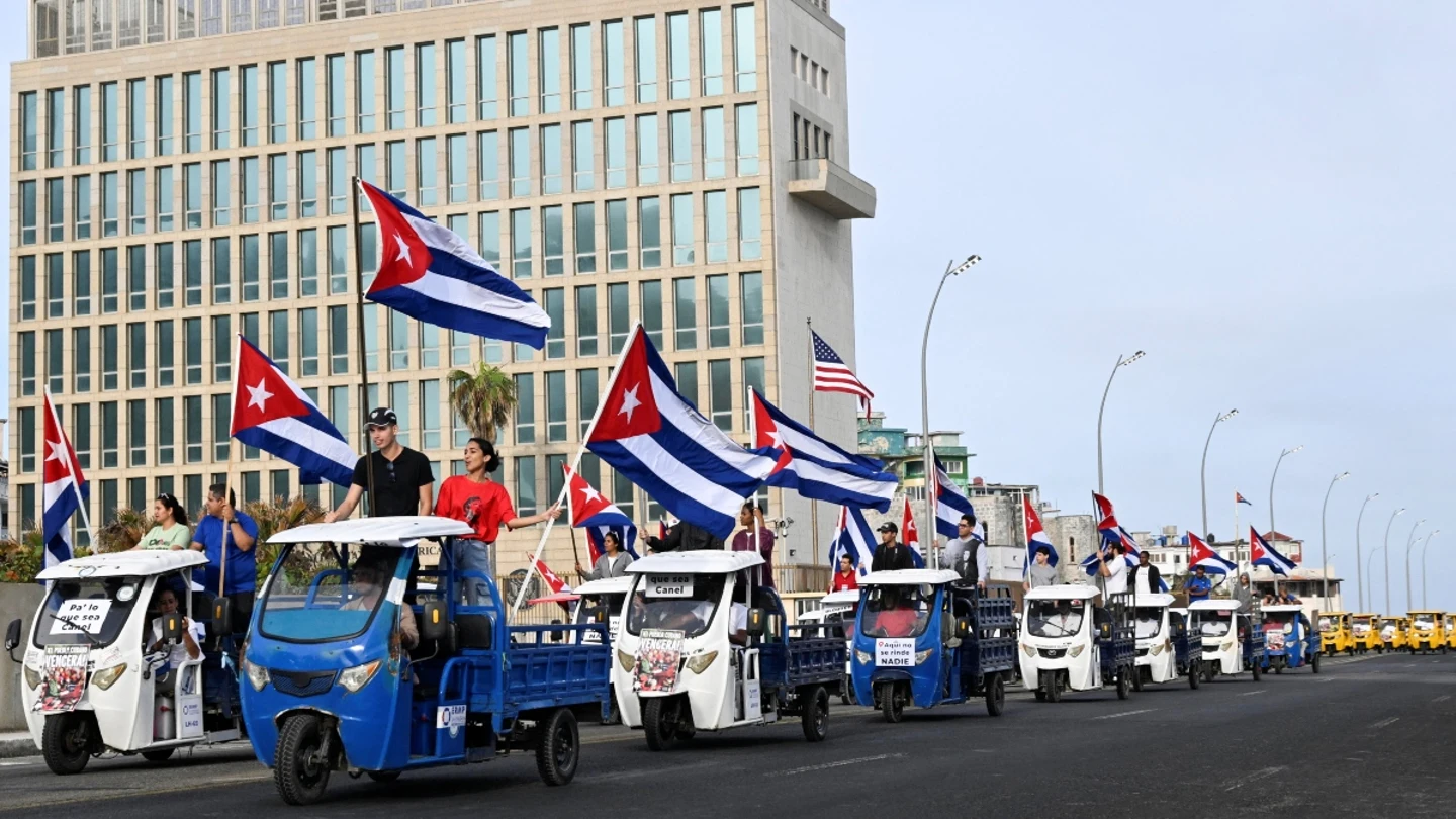 Ciudadanos cubanos, con banderas de su país Ciudadanos cubanos, con banderas de su país