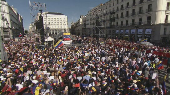 "&iexcl;Fuera la mona!": Madrid recibe a Machado entre c&aacute;nticos racistas contra Delcy Rodr&iacute;guez alentados por Carlos Baute.