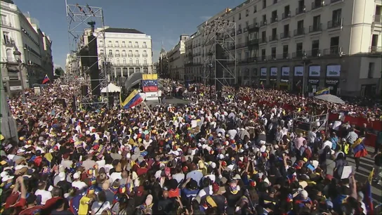 "¡Fuera la mona!": Madrid recibe a Machado entre cánticos racistas contra Delcy Rodríguez alentados por Carlos Baute. "¡Fuera la mona!": Madrid recibe a Machado entre cánticos racistas contra Delcy Rodríguez alentados por Carlos Baute.