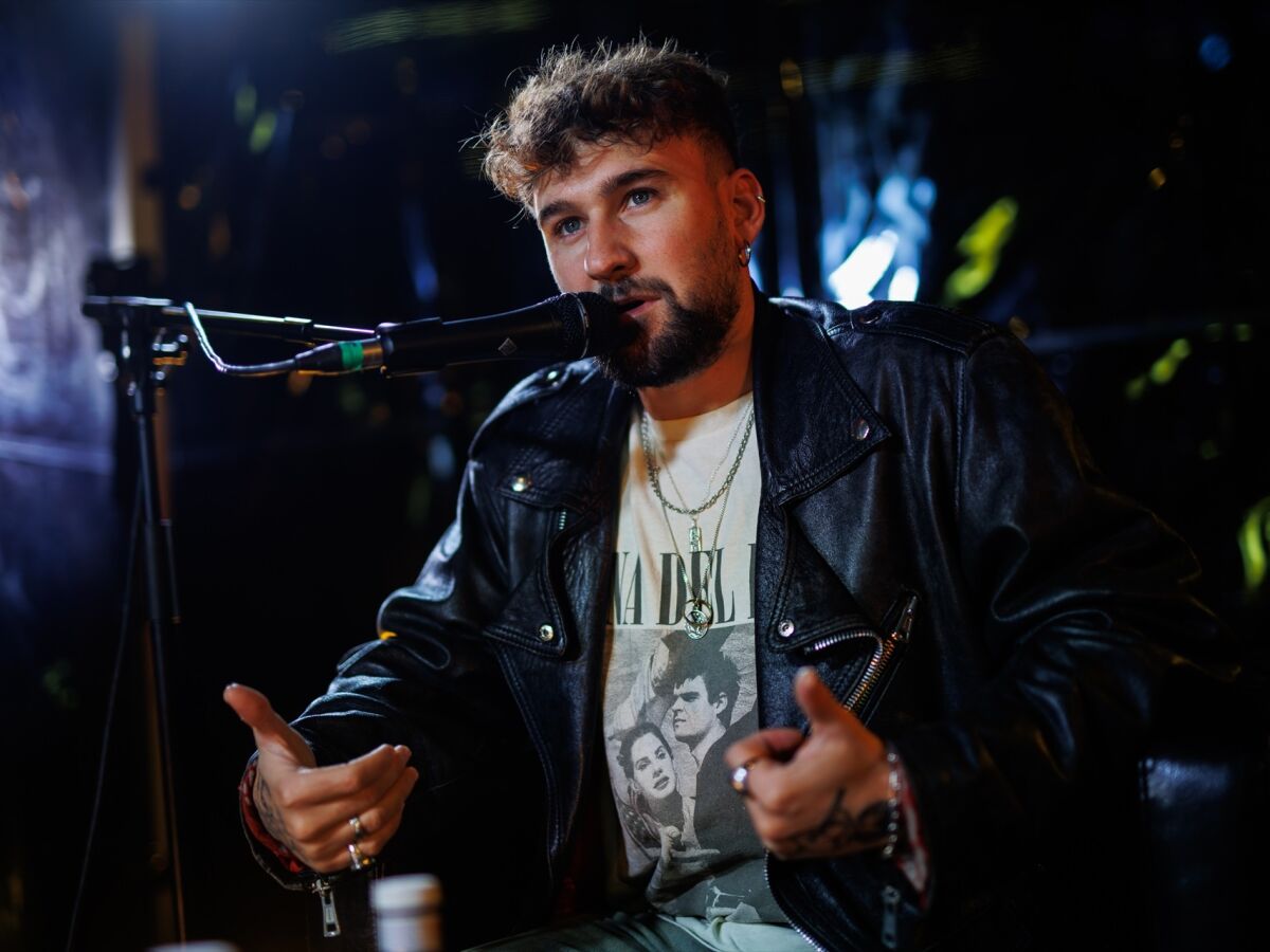 El cantante Dani Fernández sufre una aparatosa caída en pleno concierto y  se rompe los ligamentos del hombro