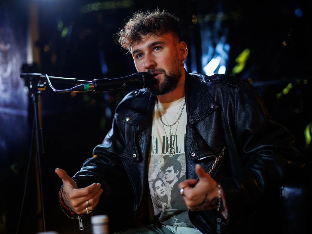 El cantante Dani Fernández sufre una aparatosa caída en pleno concierto y se rompe los ligamentos del hombro