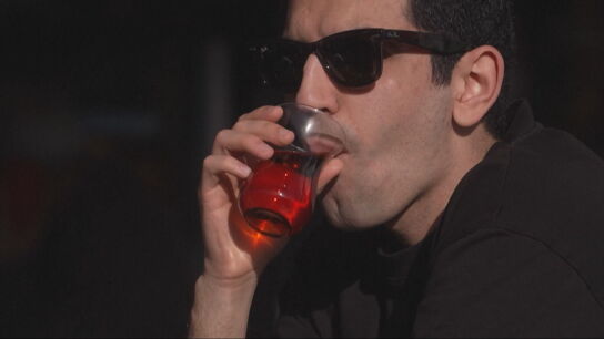 Un iran&iacute;, bebiendo t&eacute; en Teher&aacute;n