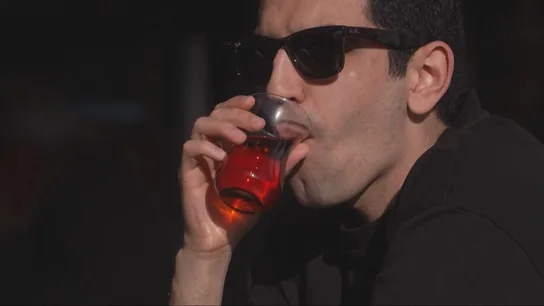 Un iraní, bebiendo té en Teherán Un iraní, bebiendo té en Teherán