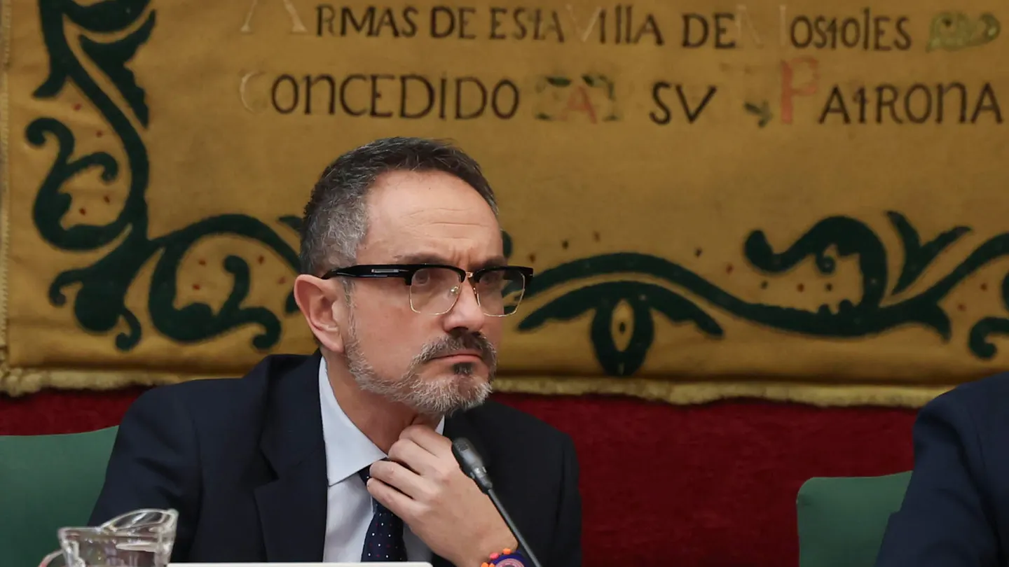 El alcalde de Móstoles, Manuel Bautista, del PP, durante un pleno del Ayuntamiento de la localidad. El alcalde de Móstoles, Manuel Bautista, del PP, durante un pleno del Ayuntamiento de la localidad.