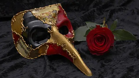 Máscara veneciana y rosa roja Máscara veneciana y rosa roja
