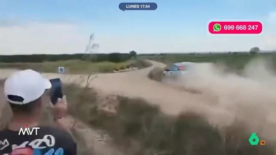 El espectacular accidente de dos coches en un rally de Navarra: se salen del trazado, vuelcan y acaban ardiendo Mientras en un rally en Navarra dos coches sufrían un aparatoso accidente en el que acababan incendiándose, en Argentina un coche perdía el control y provocaba la muerte de un espectador de 25 años.