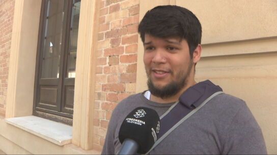 Un joven que ha iniciado los tr&aacute;mites para su regularizaci&oacute;n