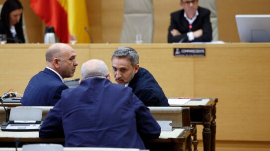 Jos&eacute; &Aacute;ngel N&uacute;&ntilde;ez Mora, jefe de climatolog&iacute;a de AEMET, durante su comparecencia en la comisi&oacute;n de Investigaci&oacute;n de la dana en el Congreso, este lunes en Madrid. Delante, el diputado del PP C&eacute;sar S&aacute;nchez