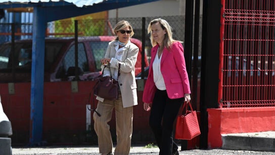 La mujer de Luis B&aacute;rcenas, Rosal&iacute;a Iglesias, a su entrada al juicio de la Kitchen para testificar este lunes.