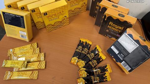 Investigan a un hombre por vender oculto en sobres de miel un medicamento sexual en Barcelona