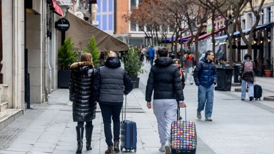 Imagen de archivo de varios turistas en la calle Arenal, en Madrid.