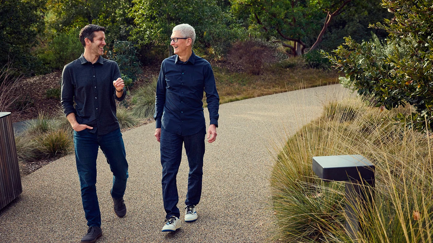 John Ternus y Tim Cook paseando por el Apple Park John Ternus y Tim Cook paseando por el Apple Park