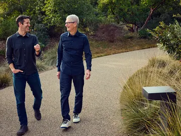 John Ternus y Tim Cook paseando por el Apple Park John Ternus y Tim Cook paseando por el Apple Park