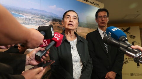 La doctora Ruth Shady (c) habla con los medios junto al director del asentamiento de Áspero, David Palomino, este lunes en Lima (Perú)