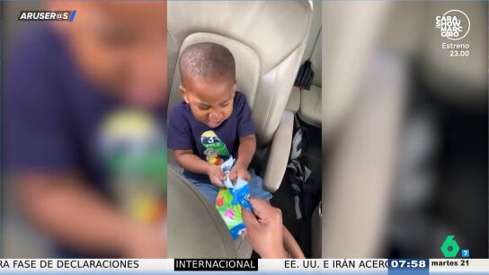 La viral reacci&oacute;n de un ni&ntilde;o cuando su padre intenta quitarle sus chuches: "El pitbull de las golosinas"