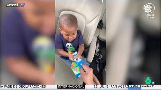 La viral reacción de un niño cuando su padre intenta quitarle sus chuches: "El pitbull de las golosinas" La viral reacción de un niño cuando su padre intenta quitarle sus chuches: "El pitbull de las golosinas"