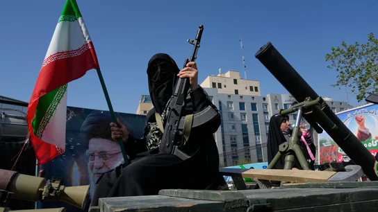 Mujeres miembros de la milicia paramilitar Basij, afiliada a la Guardia Revolucionaria iraní, marchan durante una manifestación Mujeres miembros de la milicia paramilitar Basij, afiliada a la Guardia Revolucionaria iraní, marchan durante una manifestación