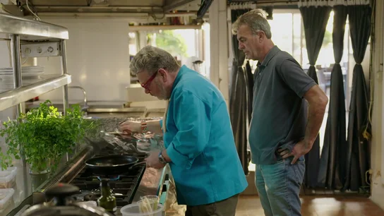 Alberto Chicote abandona su faceta de espía y presentador para ponerse la chaquetilla de chef en el primer programa de Servicio Secreto Alberto Chicote abandona su faceta de espía y presentador para ponerse la chaquetilla de chef en el primer programa de Servicio Secreto