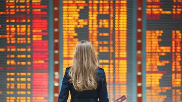 Mujer mirando los vuelos cancelados Mujer mirando los vuelos cancelados