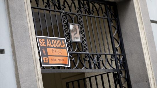 Imagen de archivo de un cartel de 'Se alquila' en una vivienda.