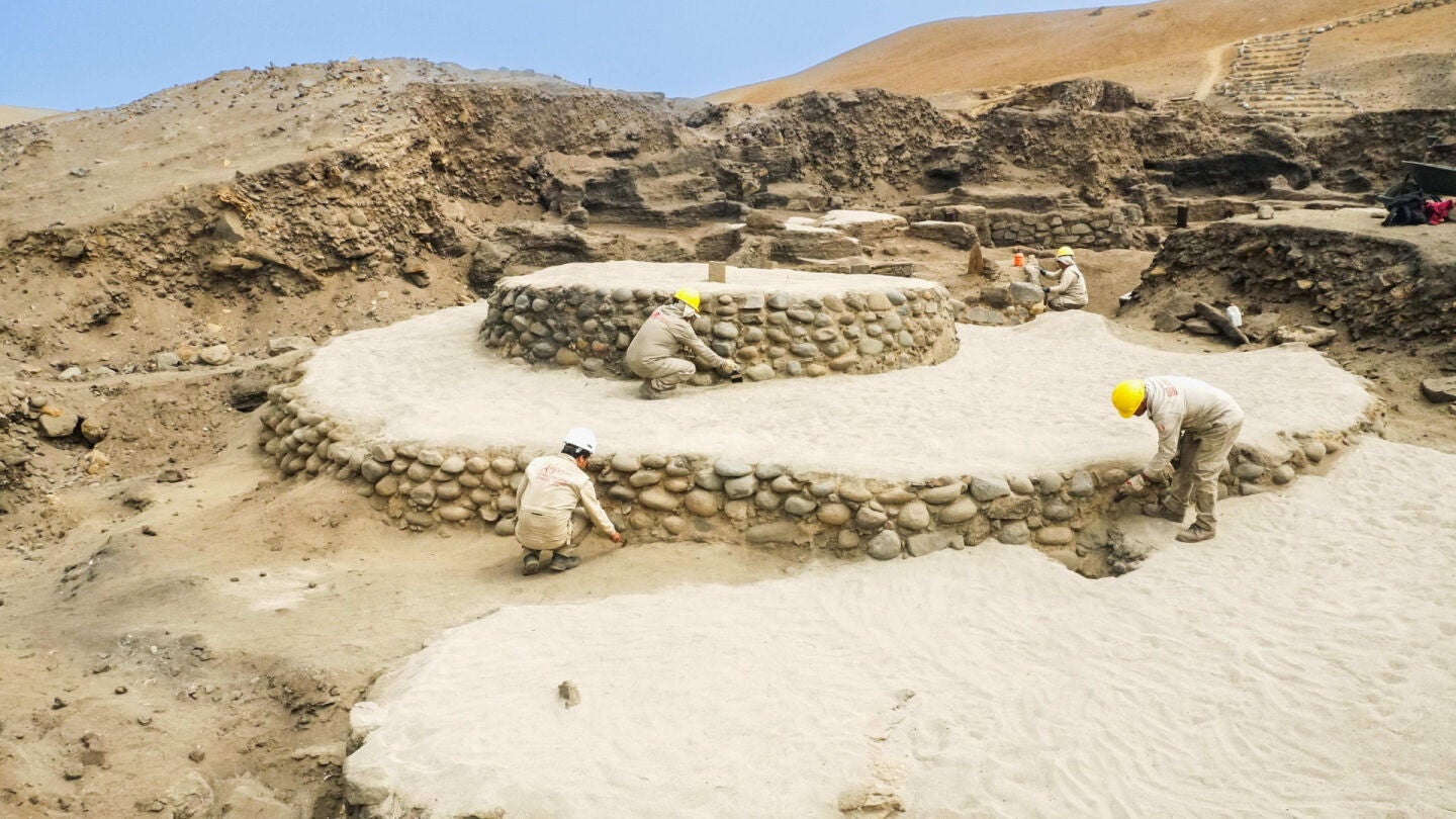 Fotograf&iacute;a difundida por la Zona Arqueol&oacute;gica Caral, Unidad Ejecutora 003 del Ministerio de Cultura que muestra una estructura circular de dos alturas vinculada