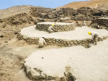 Fotografía difundida por la Zona Arqueológica Caral, Unidad Ejecutora 003 del Ministerio de Cultura que muestra una estructura circular de dos alturas vinculada Fotografía difundida por la Zona Arqueológica Caral, Unidad Ejecutora 003 del Ministerio de Cultura que muestra una estructura circular de dos alturas vinculada