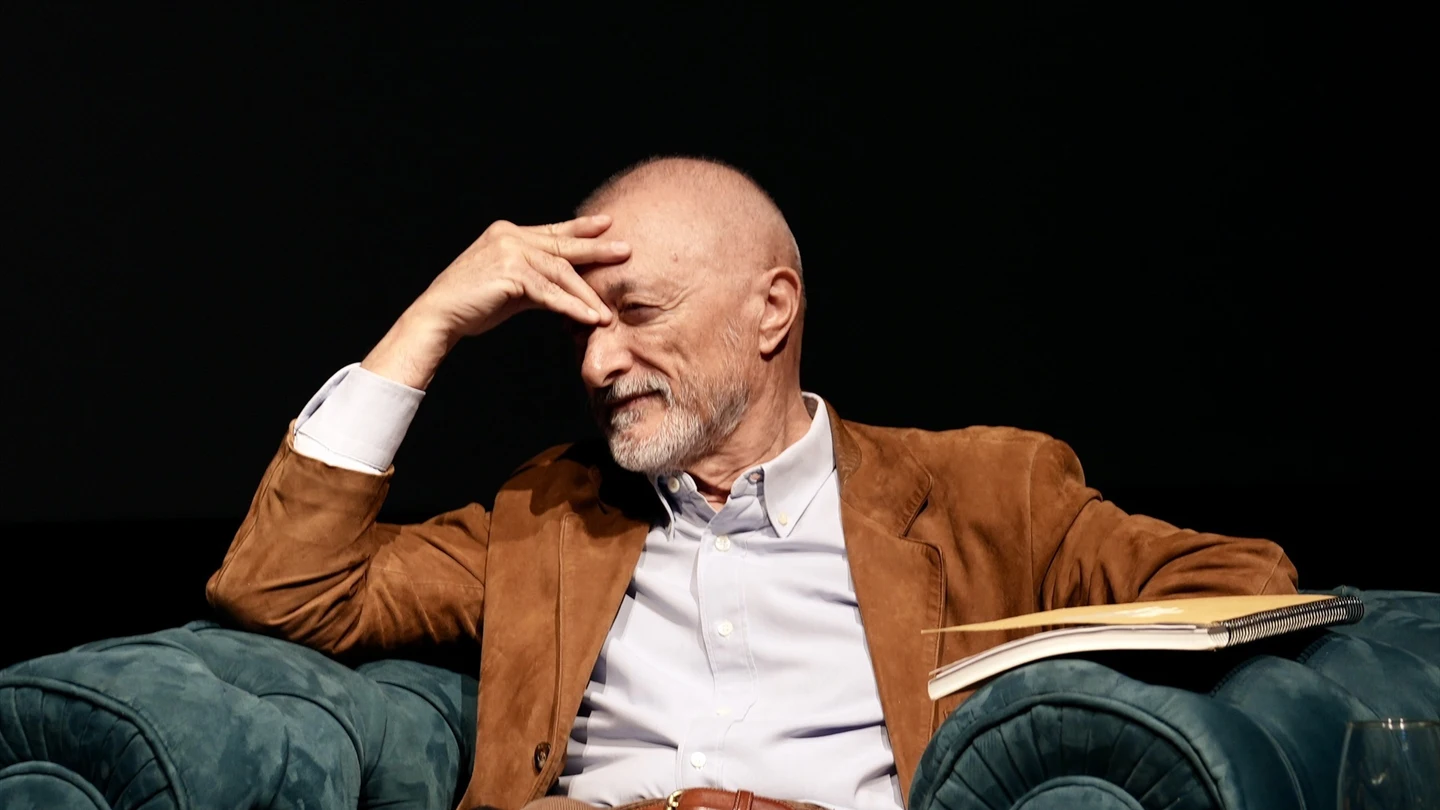 Fotografía de archivo del escritor Arturo Pérez-Reverte, durante la comparecencia en rueda de prensa para informar de la nueva fecha del ciclo ‘Letras en Sevilla’. Fotografía de archivo del escritor Arturo Pérez-Reverte, durante la comparecencia en rueda de prensa para informar de la nueva fecha del ciclo ‘Letras en Sevilla’.