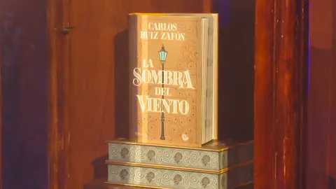 Cubierta de 'La sombra del viento', edición especial 25 aniversario Cubierta de 'La sombra del viento', edición especial 25 aniversario