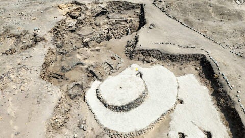 Fotografía aérea difundida por la Zona Arqueológica Caral, Unidad Ejecutora 003 del Ministerio de Cultura que muestra una estructura circular de dos alturas