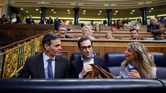 El jefe del Ejecutivo, Pedro Sánchez (i), conversa con los vicepresidentes Carlos Cuerpo y Yolanda Díaz durante la sesión de control al Gobierno El jefe del Ejecutivo, Pedro Sánchez (i), conversa con los vicepresidentes Carlos Cuerpo y Yolanda Díaz durante la sesión de control al Gobierno