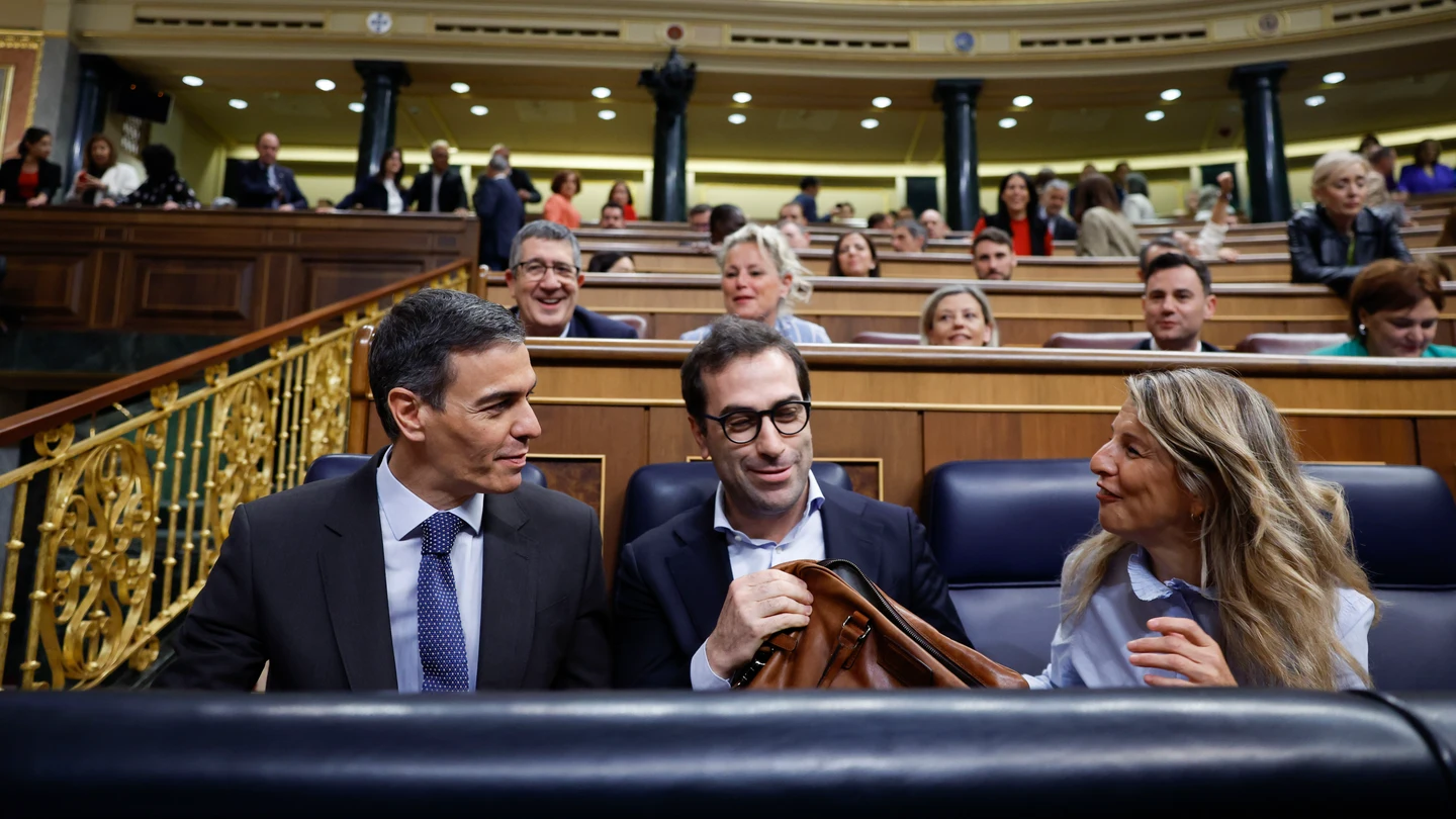 El jefe del Ejecutivo, Pedro Sánchez (i), conversa con los vicepresidentes Carlos Cuerpo y Yolanda Díaz durante la sesión de control al Gobierno El jefe del Ejecutivo, Pedro Sánchez (i), conversa con los vicepresidentes Carlos Cuerpo y Yolanda Díaz durante la sesión de control al Gobierno