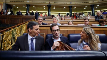 El jefe del Ejecutivo, Pedro S&aacute;nchez (i), conversa con los vicepresidentes Carlos Cuerpo y Yolanda D&iacute;az durante la sesi&oacute;n de control al Gobierno