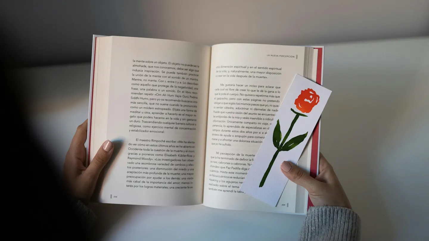 Un marcapáginas de una rosa sobre un libro Un marcapáginas de una rosa sobre un libro