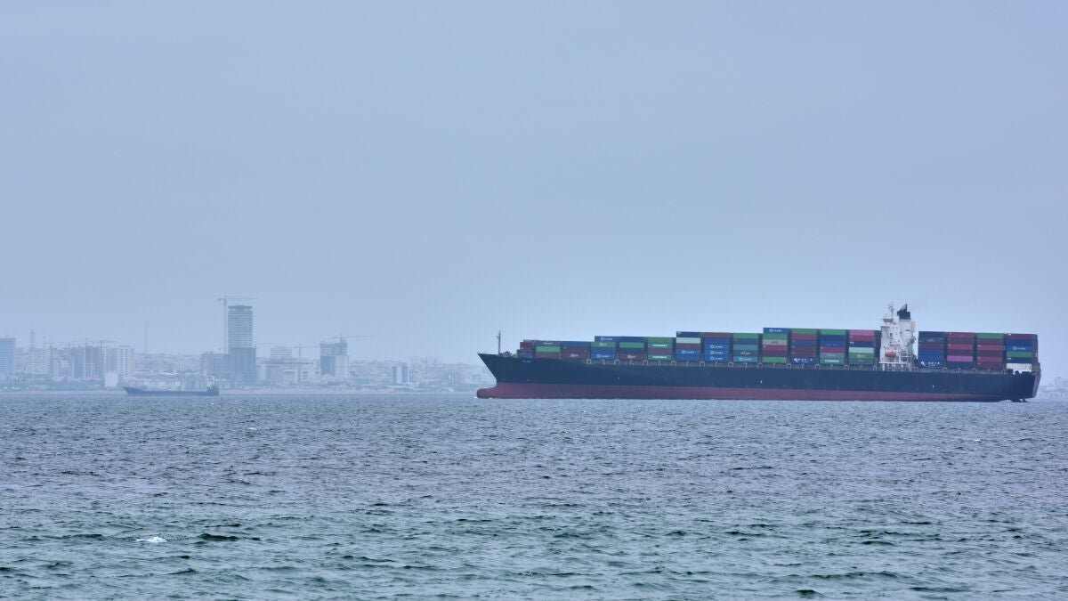 Irán dispara contra un portacontenedores cerca de Ormuz tras la prórroga del alto el fuego