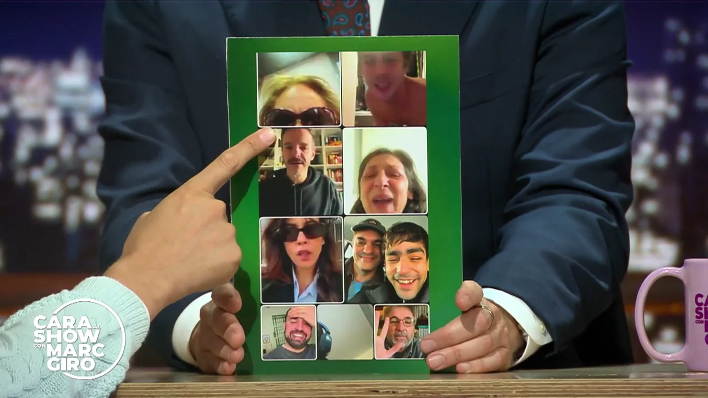 La videollamada de Eduardo Casanova a Jordi Évole con famosos mientras hacía caca: "¡Y yo estaba en el psicólogo!" La videollamada de Eduardo Casanova a Jordi Évole con famosos mientras hacía caca: "¡Y yo estaba en el psicólogo!"