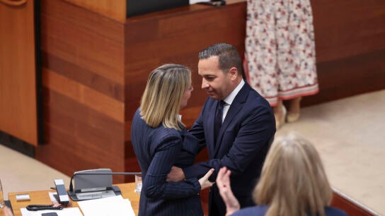 Mar&iacute;a Guardiola (PP) saluda a &Oacute;scar Fern&aacute;ndez (Vox) tras ser investida presidenta de Extremadura