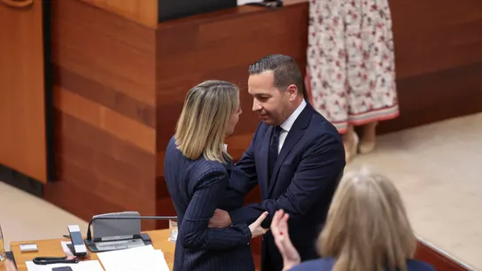 María Guardiola (PP) saluda a Óscar Fernández (Vox) tras ser investida presidenta de Extremadura María Guardiola (PP) saluda a Óscar Fernández (Vox) tras ser investida presidenta de Extremadura