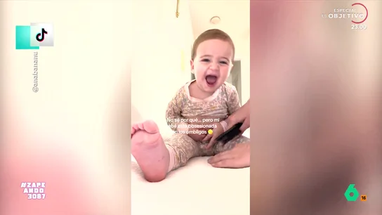 La tierna reacción de una bebé que no se encuentra el ombligo No importa la edad que tengamos, si perdemos algo nos molesta. Es lo que le pasa a esta bebé, que pierde su ombligo en varias ocasiones, pero que se alegra un montón cuando lo encuentra.