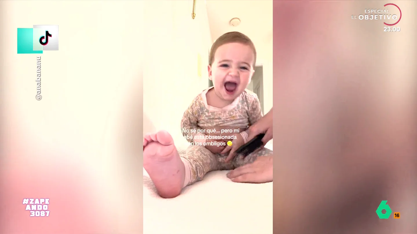 La tierna reacción de una bebé que no se encuentra el ombligo No importa la edad que tengamos, si perdemos algo nos molesta. Es lo que le pasa a esta bebé, que pierde su ombligo en varias ocasiones, pero que se alegra un montón cuando lo encuentra.