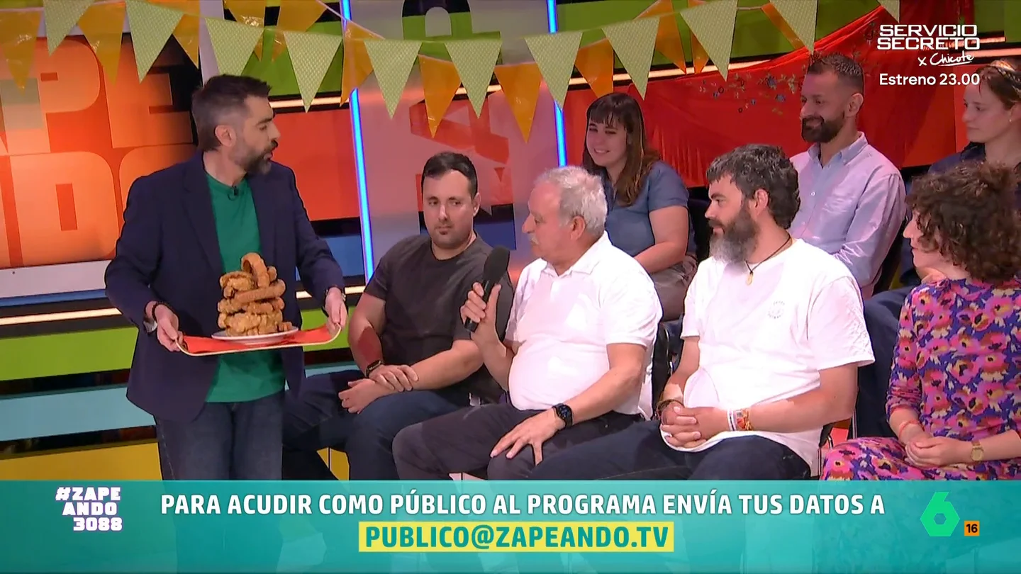 Dani Mateo, al ver la torre de torreznos que ha traído un señor del público: "¿Esto hay que pagártelo?" El presentador de Zapeando, a favor de que el público lleve comida, ha alucinado con la altura que alcanzan los torreznos apilados sobre el plato.