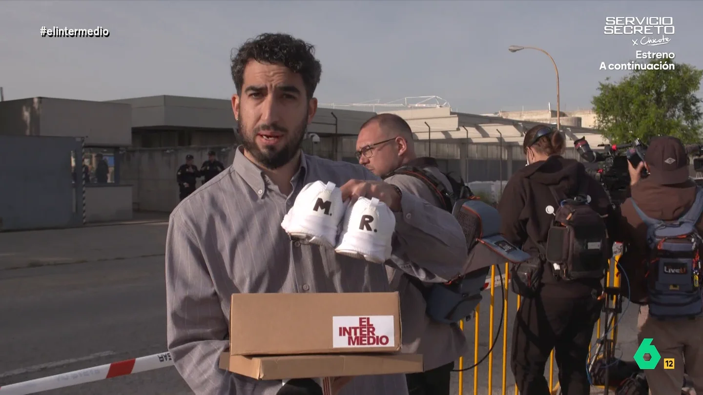 Isma Juárez prepara un regalo para Rajoy: unas zapatillas personalizadas "para escapar de Bárcenas" El reportero se enfrenta a su primera cobertura de un juicio. Juárez se ha desplazado hasta San Fernando de Henares, donde se encuentra la Audiencia Nacional, el mismo día que declara como testigo Mariano Rajoy.