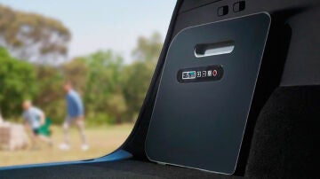 La nevera inteligente Roadchill en un Tesla Model Y