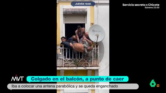 M&aacute;s Vale Tarde analiza una imagen impactante: la de un hombre que se queda enganchado en su balc&oacute;n mientras pon&iacute;a una antena parab&oacute;lica. Hasta cinco personas tuvieron que sujetarlo para que no cayera al vac&iacute;o.