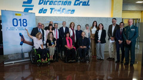 El ministro del Interior, Fernando Grande-Marlaska (4i), presenta el teléfono 018 de atención a las víctimas de siniestros de tráfico