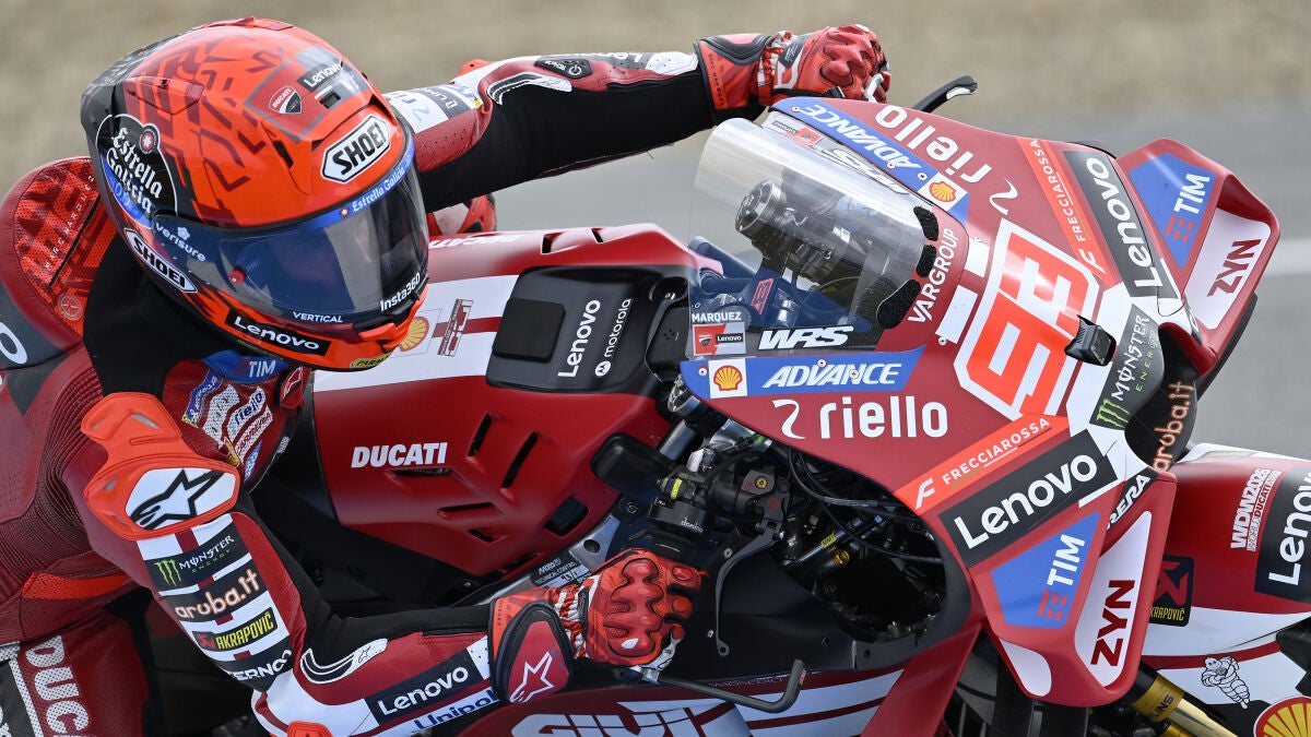 Marc Márquez reina en el caos de la lluvia de Jerez: ¡caída y victoria!