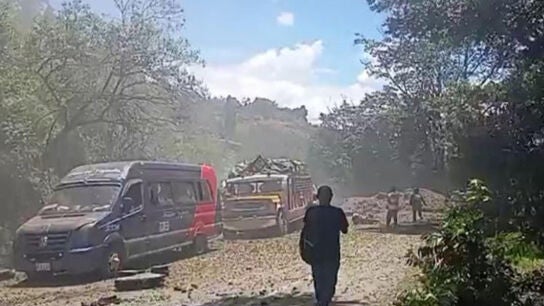 Fotograf&iacute;a tomada a trav&eacute;s de rastreo de redes que muestra veh&iacute;culos afectados tras un atentado terrorista que destruy&oacute; un tramo de la V&iacute;a Panamericana, carretera del suroeste de Colombia.